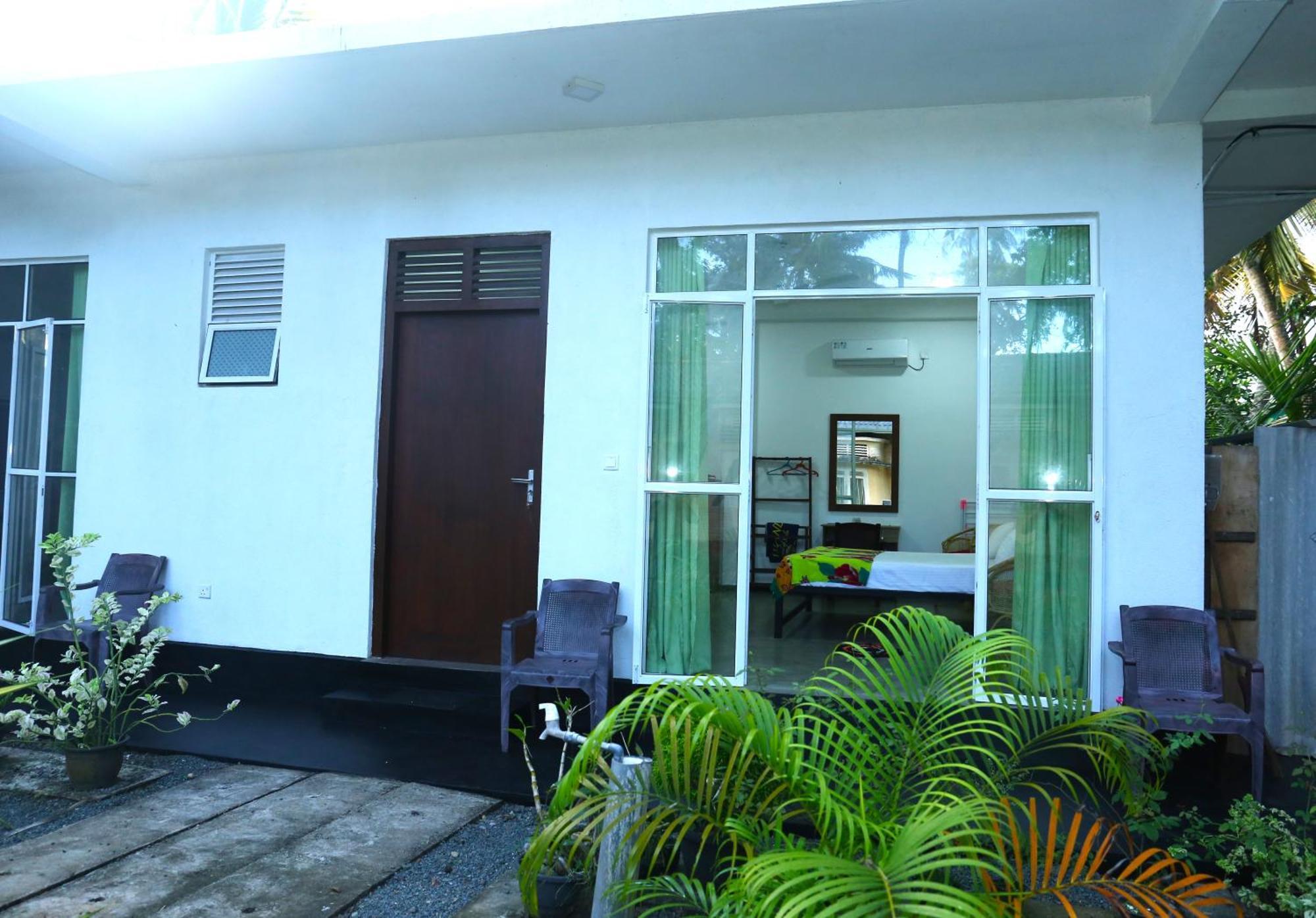 Sandy Palms Guesthouse Hikkaduwa Bagian luar foto