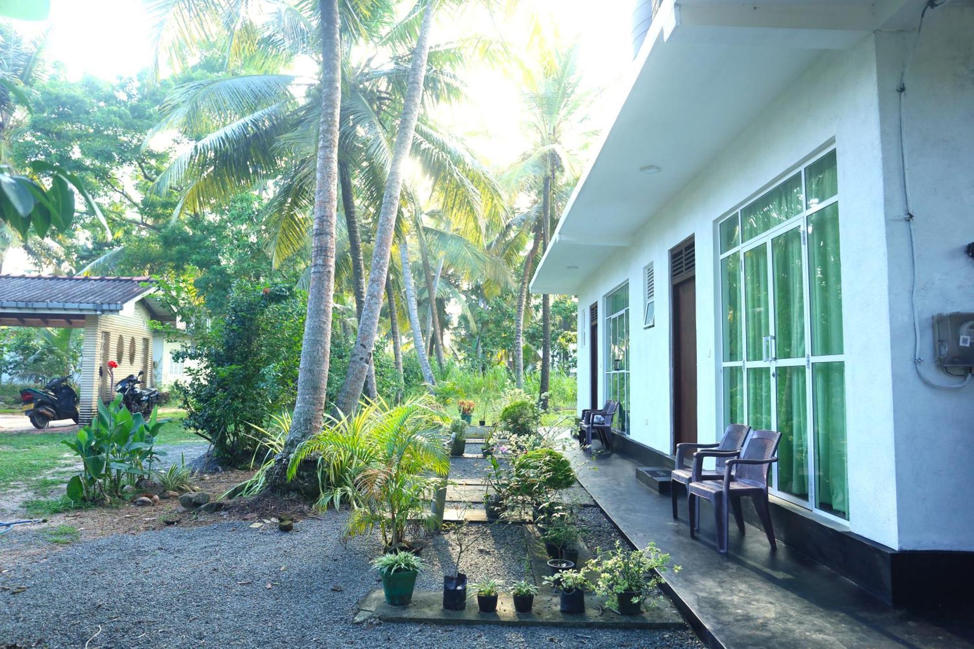 Sandy Palms Guesthouse Hikkaduwa Bagian luar foto
